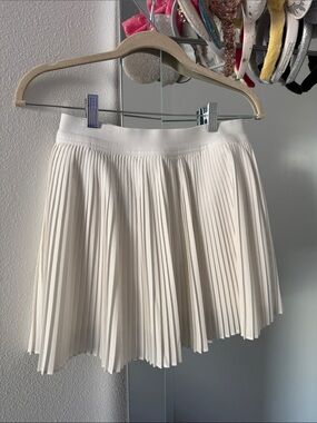 Old Navy Pleated White Mini Skort Size S